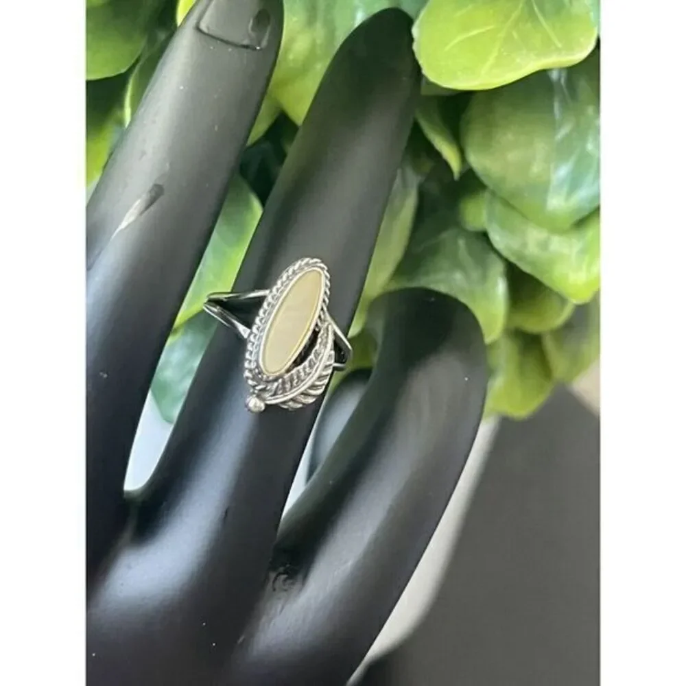 Vintage Navajo Feather and Mother Of Pearl Long Sterling‎ Silver Ring Size 5